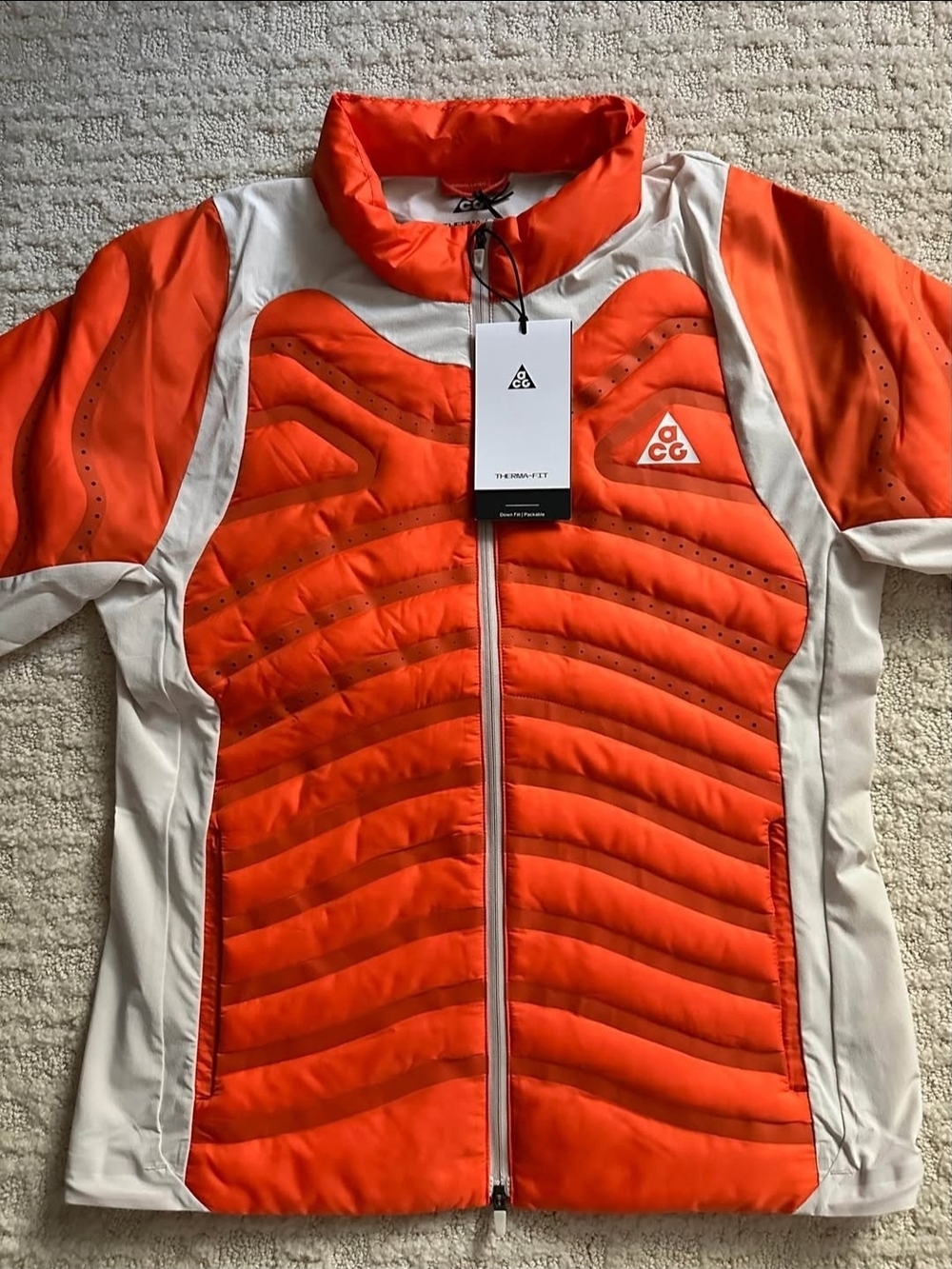 Nike ACG Women’s Orange and Cream Quilted Puffer Jacket - Picture 3 of 6